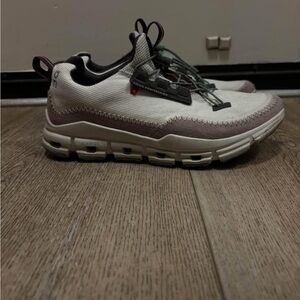 On cloud away ice/moss Wo's Sz 7,5
On Running